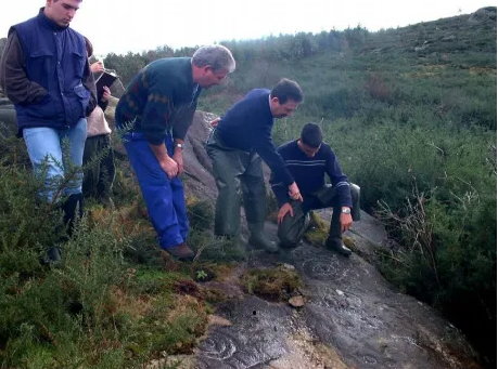 Cos cazadores que decubriron os petróglifos de Pedrouzo   1 ( foto La Voz de Galicia)