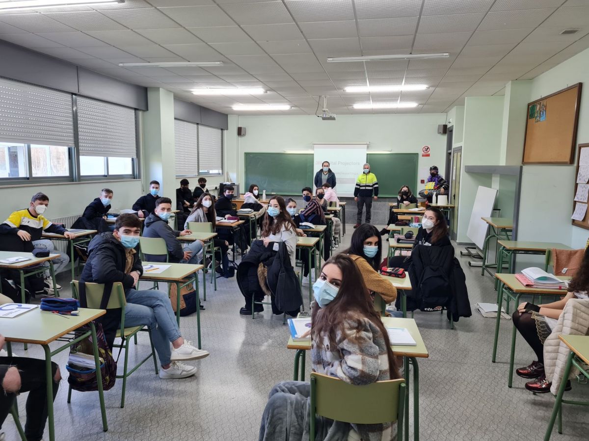 Pablo presenta o Parque Empresarial de Bertoa ao alumnadodo IES Parga Pondal