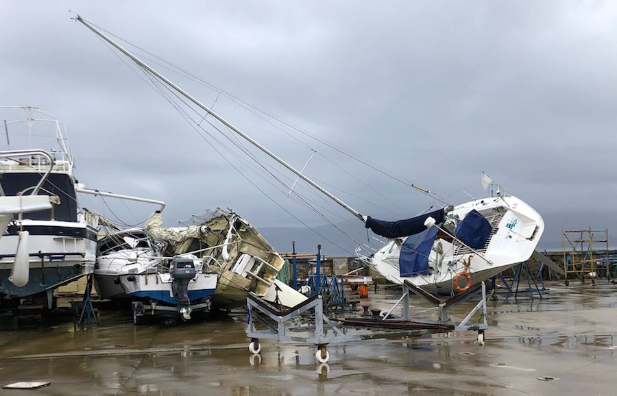 Borrasca Karim no peirao de Muros-Barcos caidos-Foto-Manuel Maria Candamo
