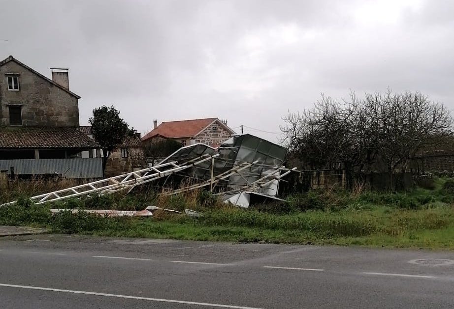 Borrasca Karim titou unha placa de publicidade en Carnota