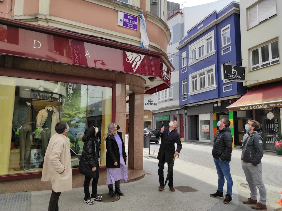 Cambiando de cor a placa da rua Rosalia de Castro de Carballo