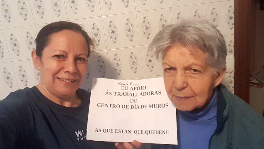 Familia usuaria do Centro de Dia de Muros apoiando a folga das traballadoras