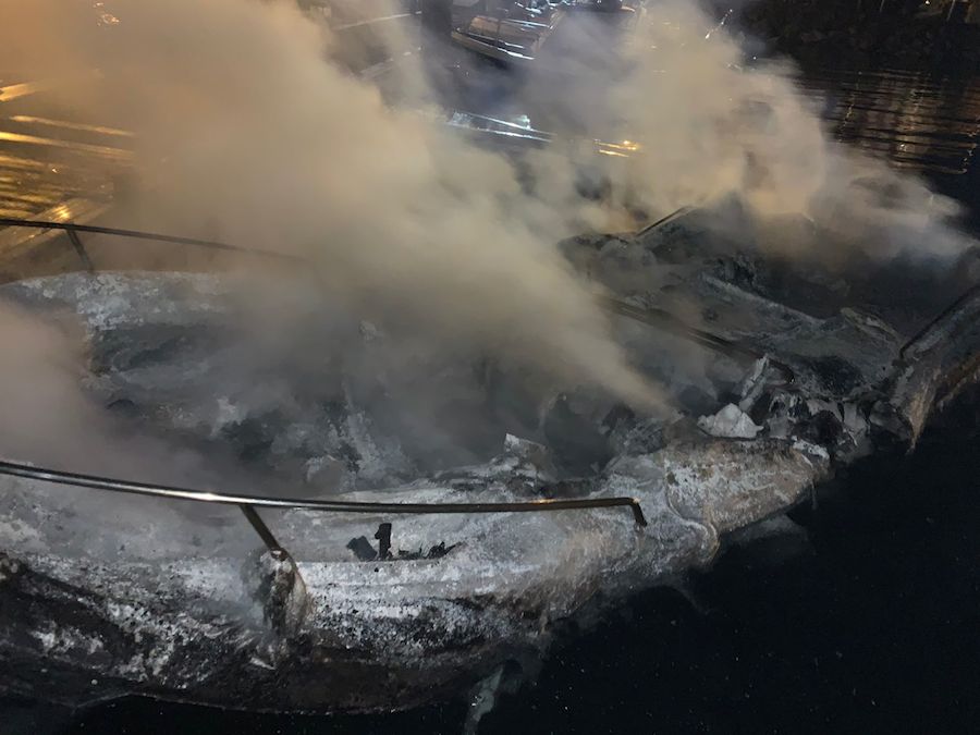 Barco ardeu en Camarinas