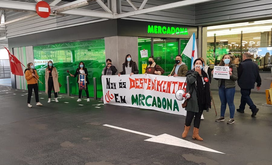 Concentracion contra os despedimentos do Mercadona de Cee