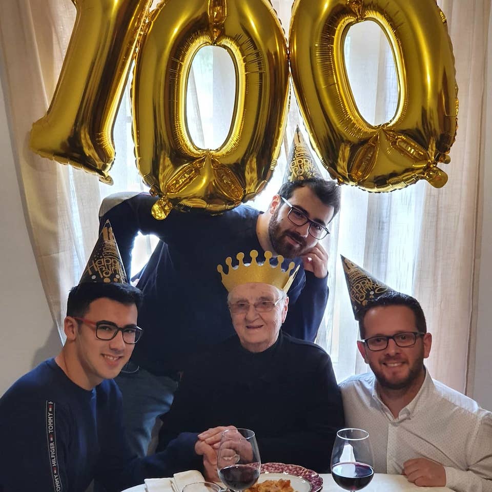 María de Medes a centenaria de Carnota cos seu bisnetos Anxo, Saúl, Adán