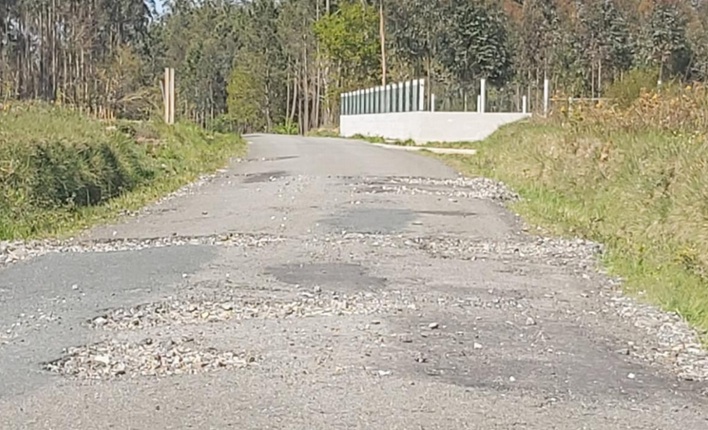 Mal estado do firme nos Pinos-Bertoa-Carballo