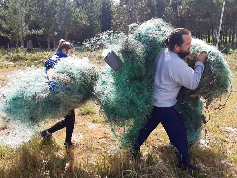 Limpando redes do mar