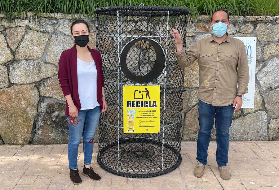 concelleira de Medio Ambiente e Educación, María Manuela Álvarez, e o alcalde de Malpica, Walter Pardo coa Econasa Malpica