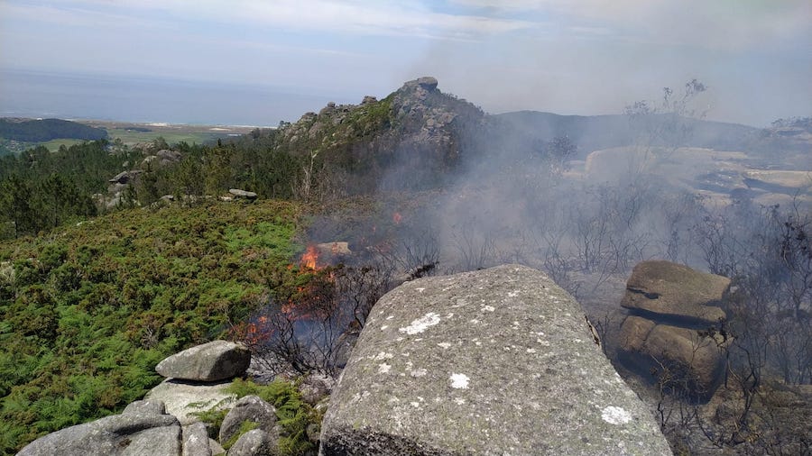 Incendio nos Penedos de Traba e Pasarela 2