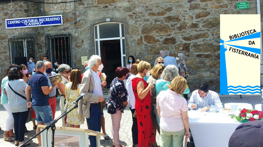 MOdesto Fraga asinando libros