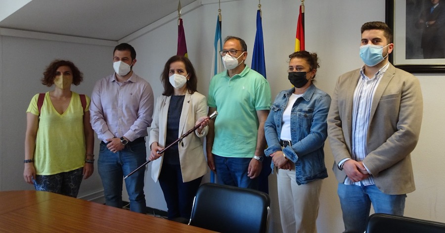 Maria Pose arroupada polos membros do PP de Santa Comba co baston da alcaldia-2021