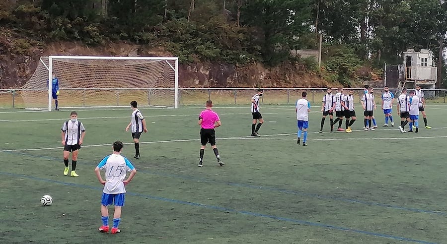 Imaxe dos cadetes do Outes ante o Cidade de Ribeira