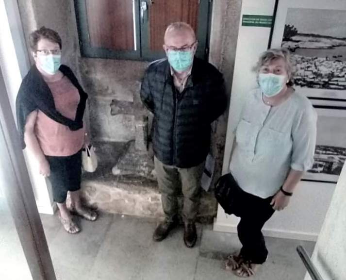 A familia Rivera Dinis doando ao Concello de Laxe