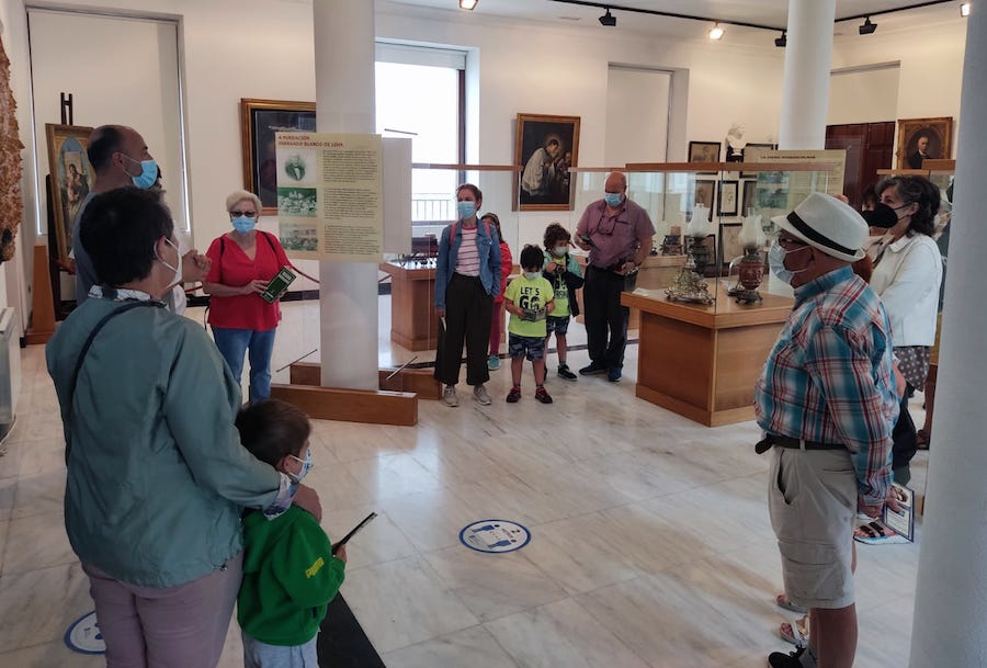 Dario Areas presentando o Museo Fernando Blanco