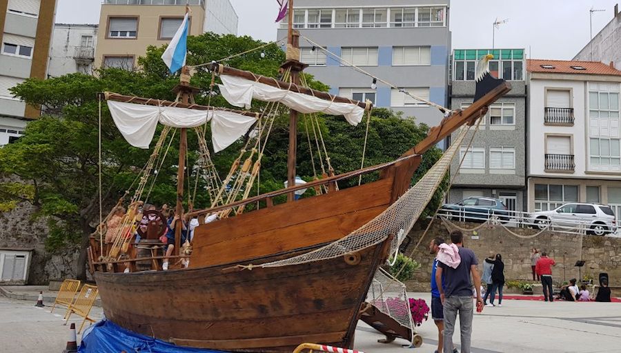 O Galeon de Mourelle no centro da vila de Corme