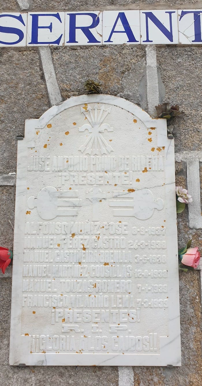 Placa homenaxe a Primo de Rivera en Serantes