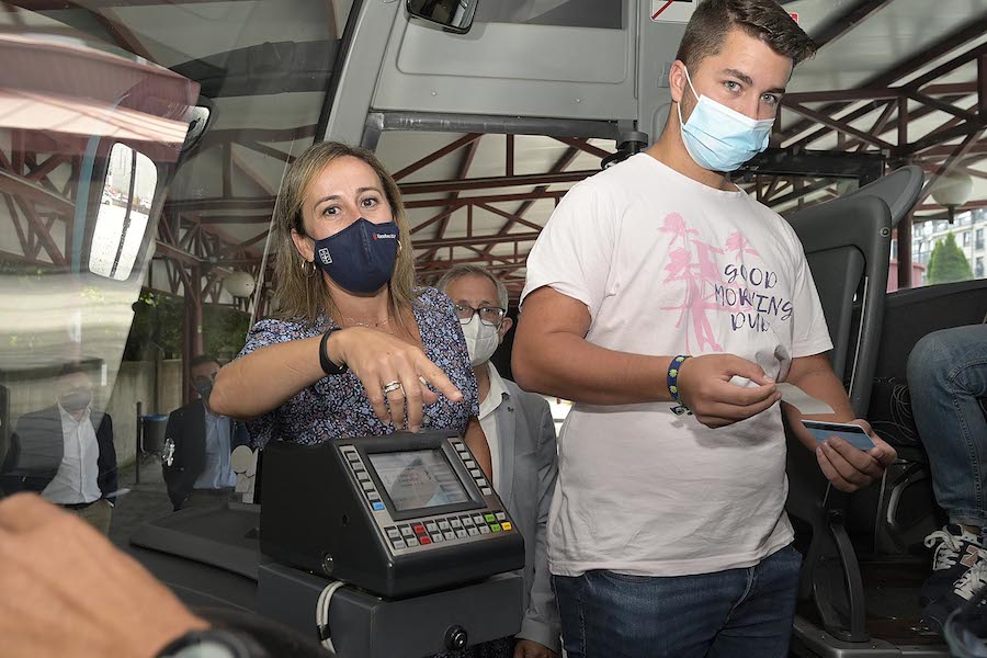 Carballo. A Coruña
A conselleira de Infraestruturas e Mobilidade, Ethel Vázquez, xunto co delegado territorial da Xunta na Coruña, Gonzalo Trenor, supervisa o funcionamento da tarxeta Xente Nova. Na estación de autobuses de Carballo 
31/08/2021
Foto: Moncho Fuentes / AGN A Coruña


