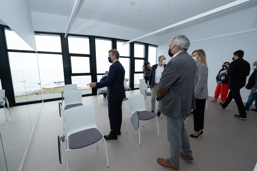 O presidente da Xunta, Alberto Núñez Feijóo, acompañado pola conselleira de Política Social, Fabiola García, e pola conselleira do Mar, Rosa Quintana, participa na inauguración do centro comunitario de Caión. A Laracha, 08/09/21.