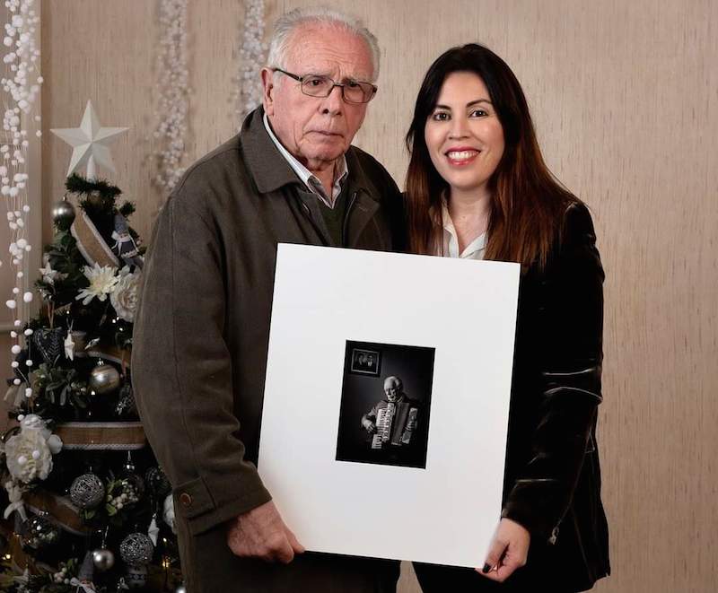 Herminio Silvariño coa sua neta Isabel e a foto premiada