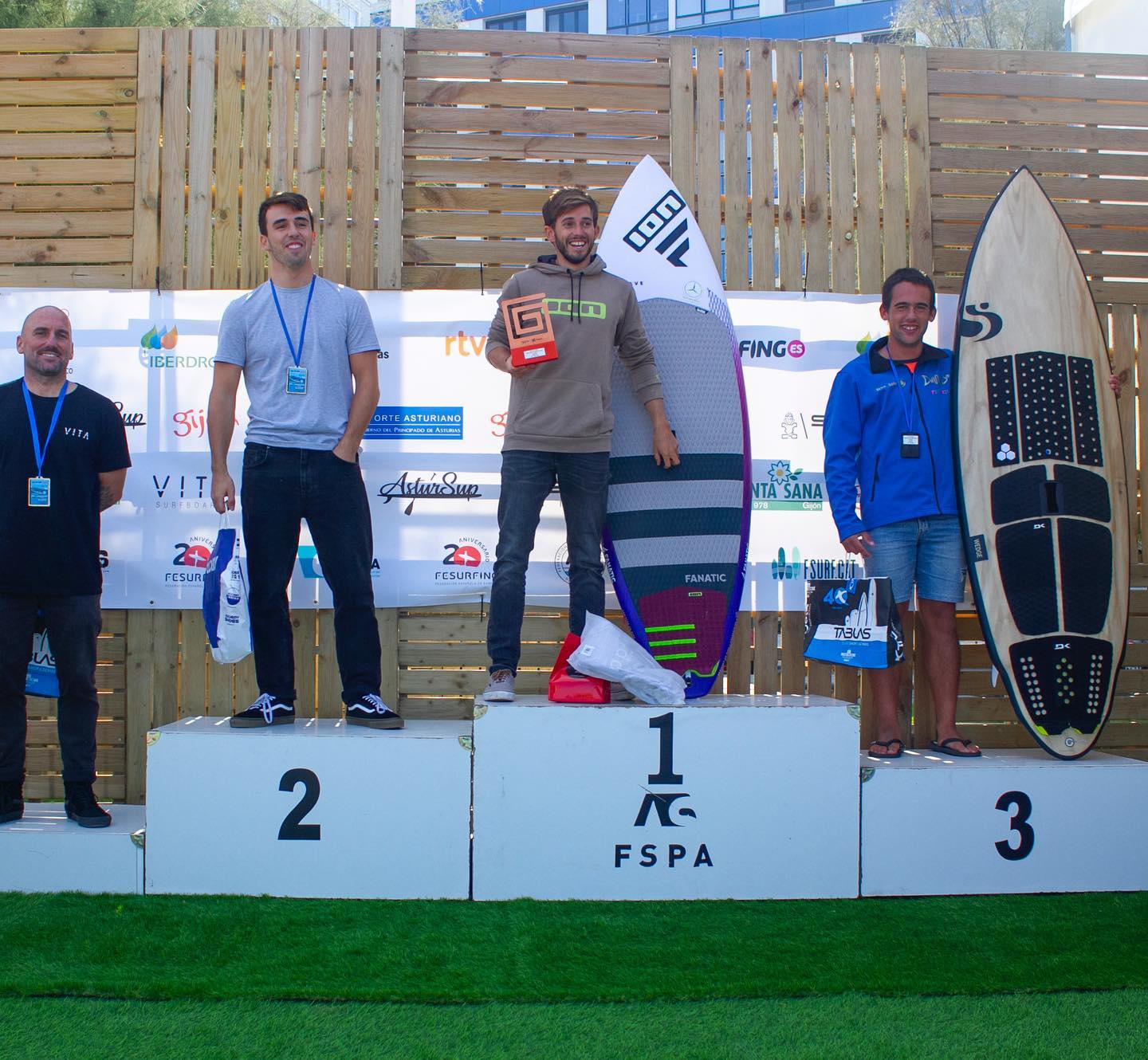GuilermoCarracedo no podio do Campionato de España de SUP