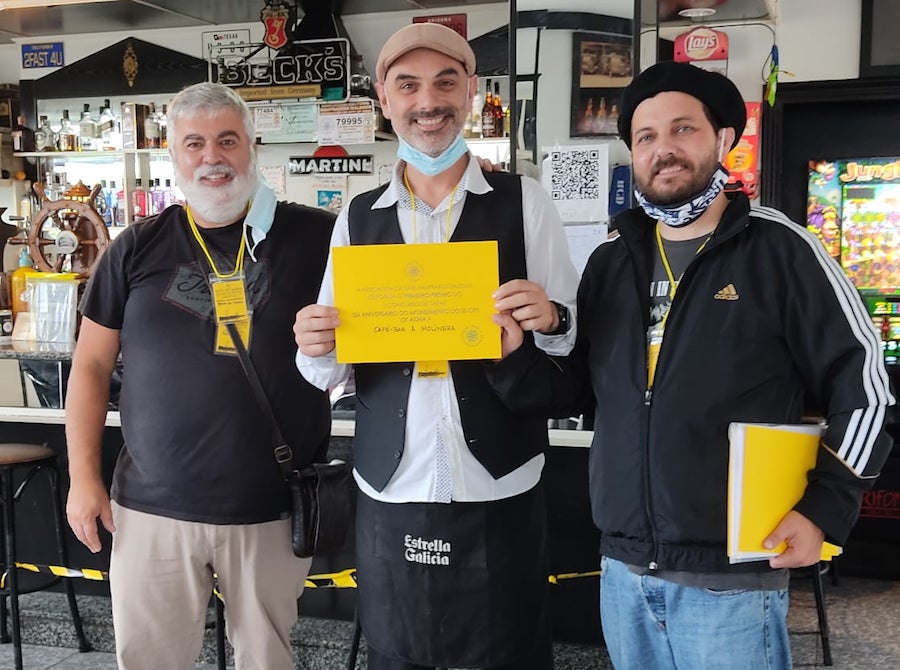 Marcos da Molinera recollendo o Premio do City Of Agra da man de Fernando Patricio Cortizo e Xurxo Rod Bana