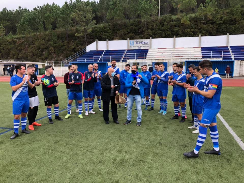 O choque comezou cunha merecida homenaxe a Jorgito, retirado.