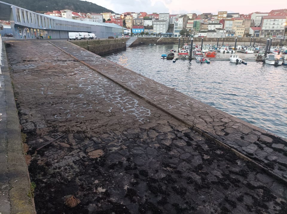 Asi era a rampa asfaltada nunha imaxe doutra das rampas do porto fisterran