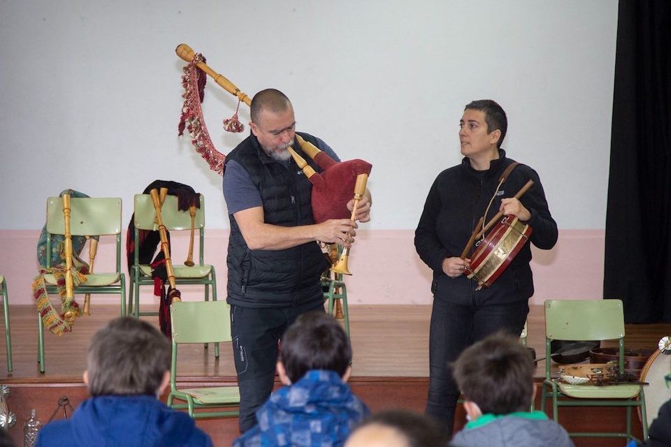 Pablo Carpintero e Rosa no CEIP de Ponteceso