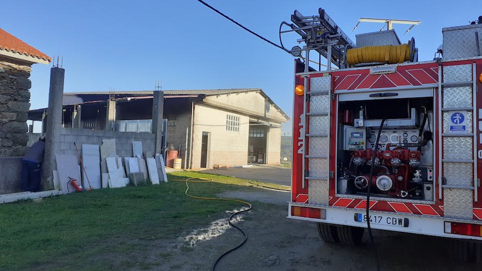 Bombeiros no Incendio cun galpo en Cerqueda