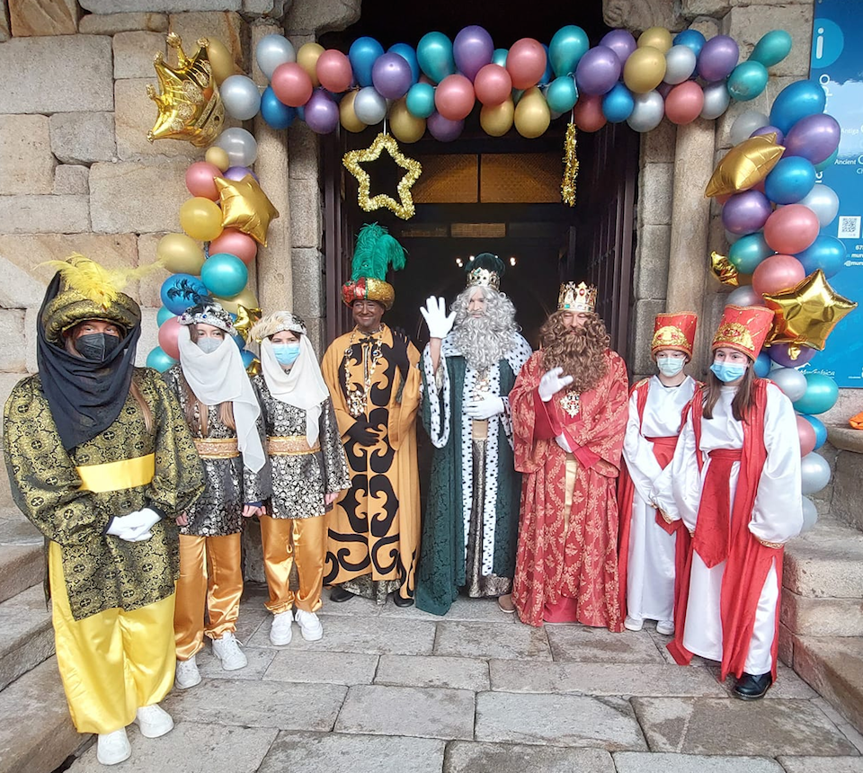 Reis Magos Na entrada da Igrexa de Muros