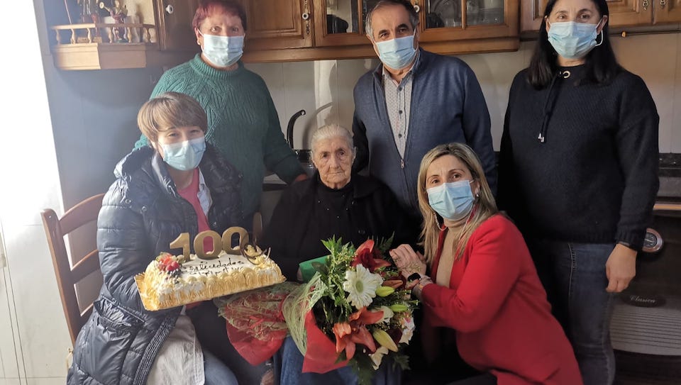 Alcaldesa de Vimianzo coa centenaria Primitiva