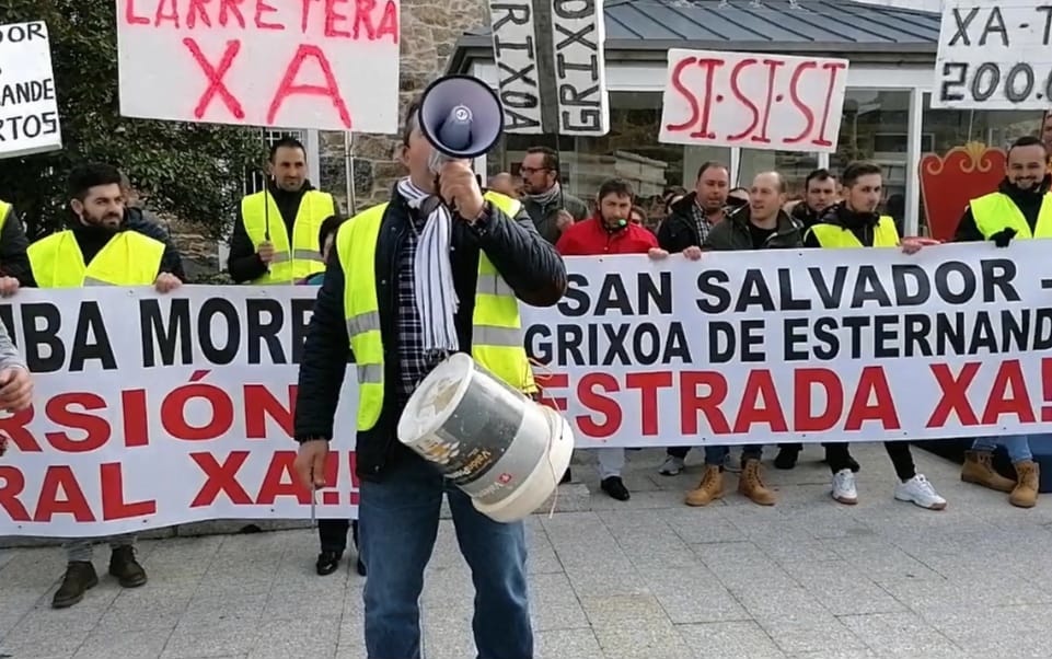 Mani durante as protestas pola estrada de Grixoa a Esternande