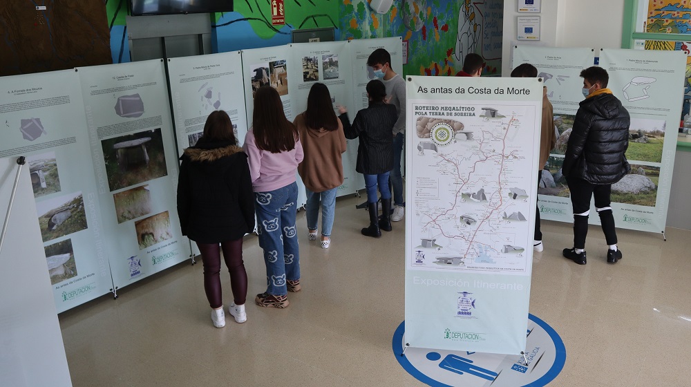 Exposicion das Antas da Costa da Morte no IES de Baio 1