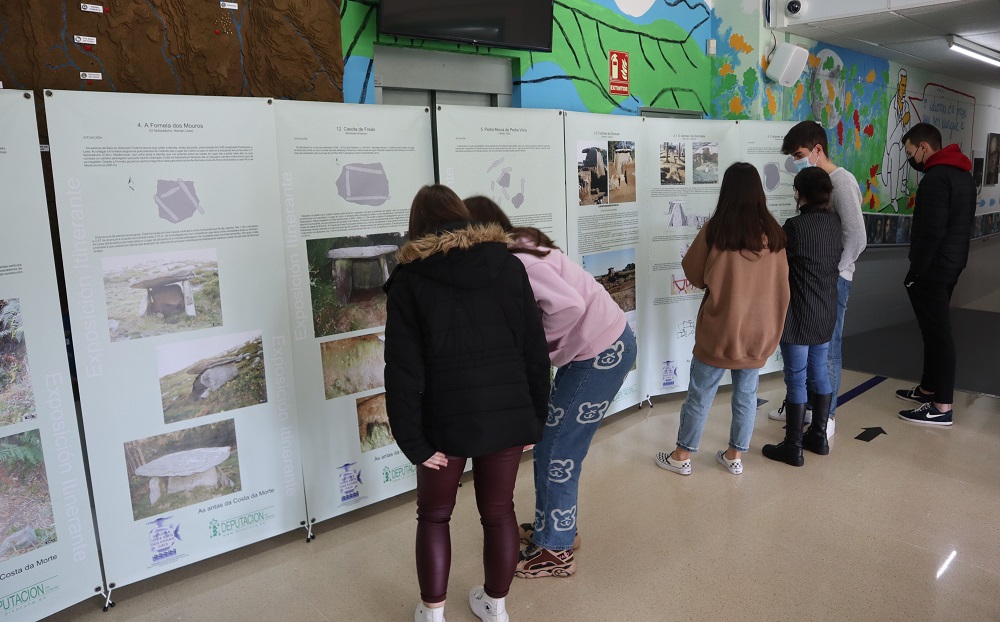 Exposicion das Antas da Costa da Morte no IES de Baio 2