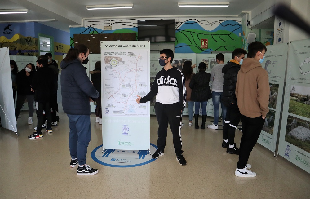 Exposicion das Antas da Costa da Morte no IES de Baio 4