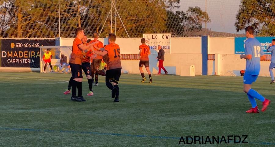 Volantes celebrando gol en Corme-Foto-Adriana