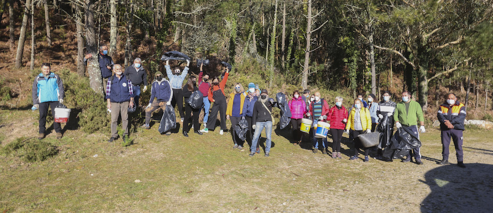 Voluntariado de limpeza do Esteiro do Anllons