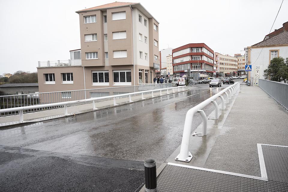 Zas. A Coruña
A conselleira de Infraestruturas e Mobilidade, Ethel Vázquez, supervisa o remate dos traballos de acondicionamento e posta en valor da ponte sobre o río Grande en Baio.
18/02/2022
Foto: Moncho Fuentes / AGN A Coruña