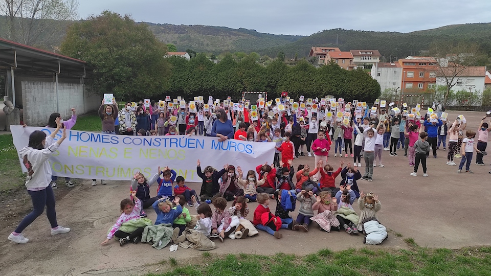 Concentracion por Ucraina no CEIP Ramon Artaza de Muros 2