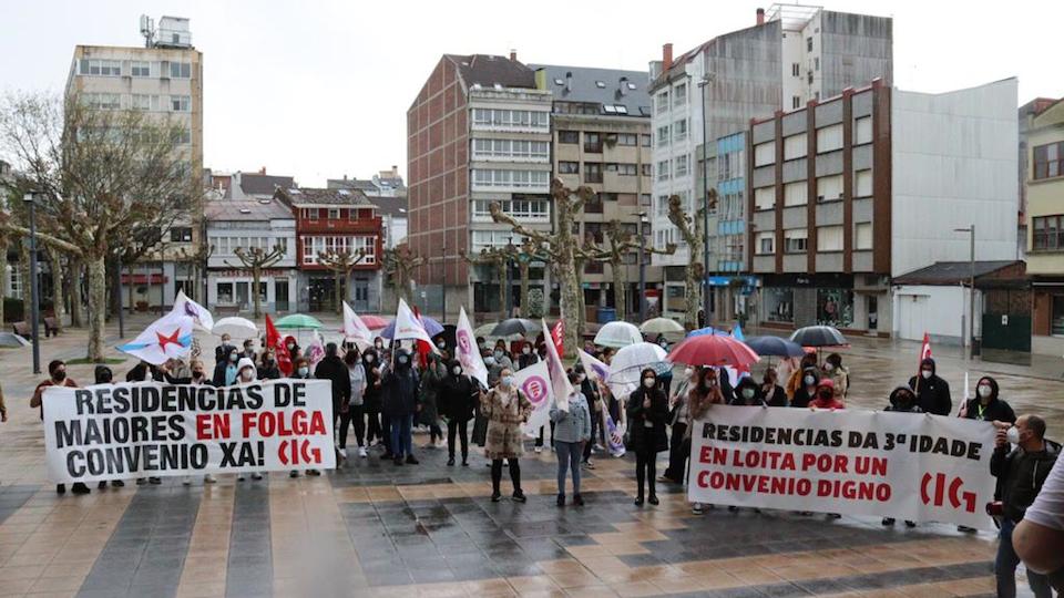 Concentracion traballadoras residencias privadas Carballo Praza Concello Concentracion