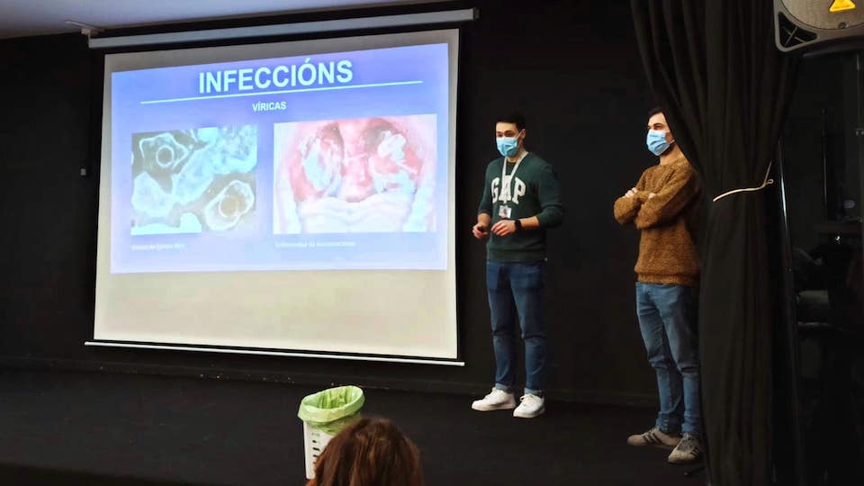 Dario Miranda dando unha charla no IES de Teo