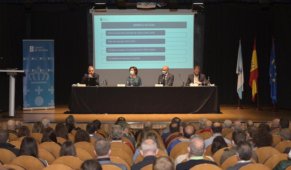Cabana de Bergantiños. A CoruñaA conselleira de Medio Ambiente, Territorio e Vivenda en funcións, Ángeles Vázquez, acompañada do delegado territorial da Xunta na Coruña, Gonzalo Trenor, e do director xeral do IGVS, Heriberto García, interveñen no encontro informativo #ConstruíndoFogar, organizado polo Goberno galego sobre as axudas en materia de vivenda.02/05/2022Foto: Moncho Fuentes / AGN A Coruña