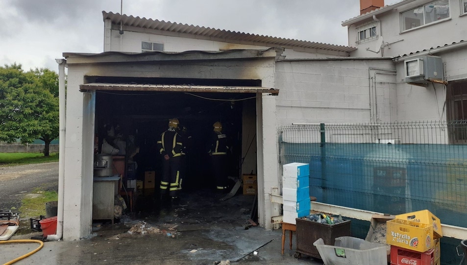Incendio nun cobertizo en Nanton