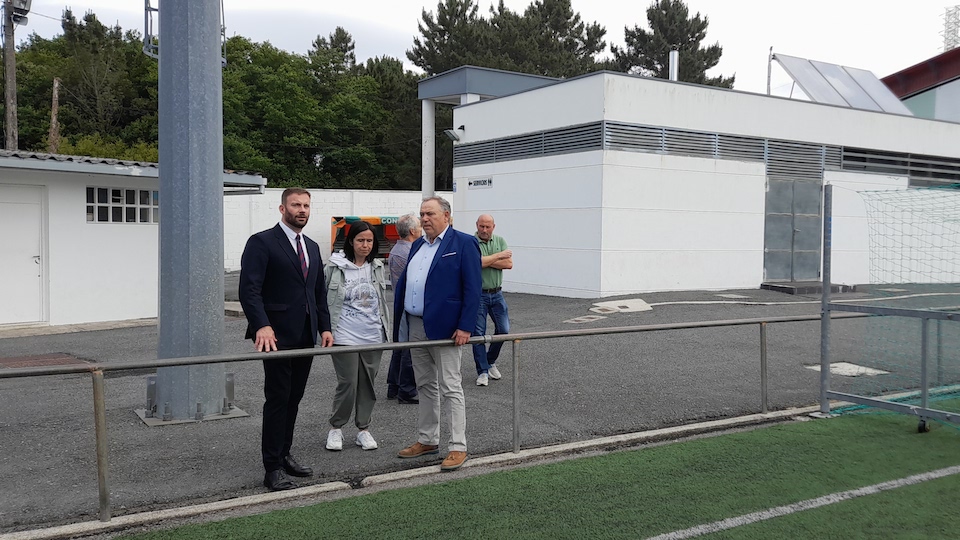 Visita de Trenor ao campo de futbol da Laracha