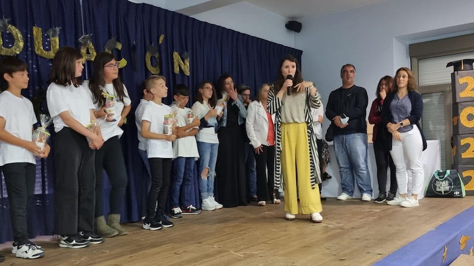 familias de 6 nas graduacion do CEIP Agualada