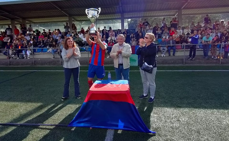 Esteirana recibindo a copa da liga da costa