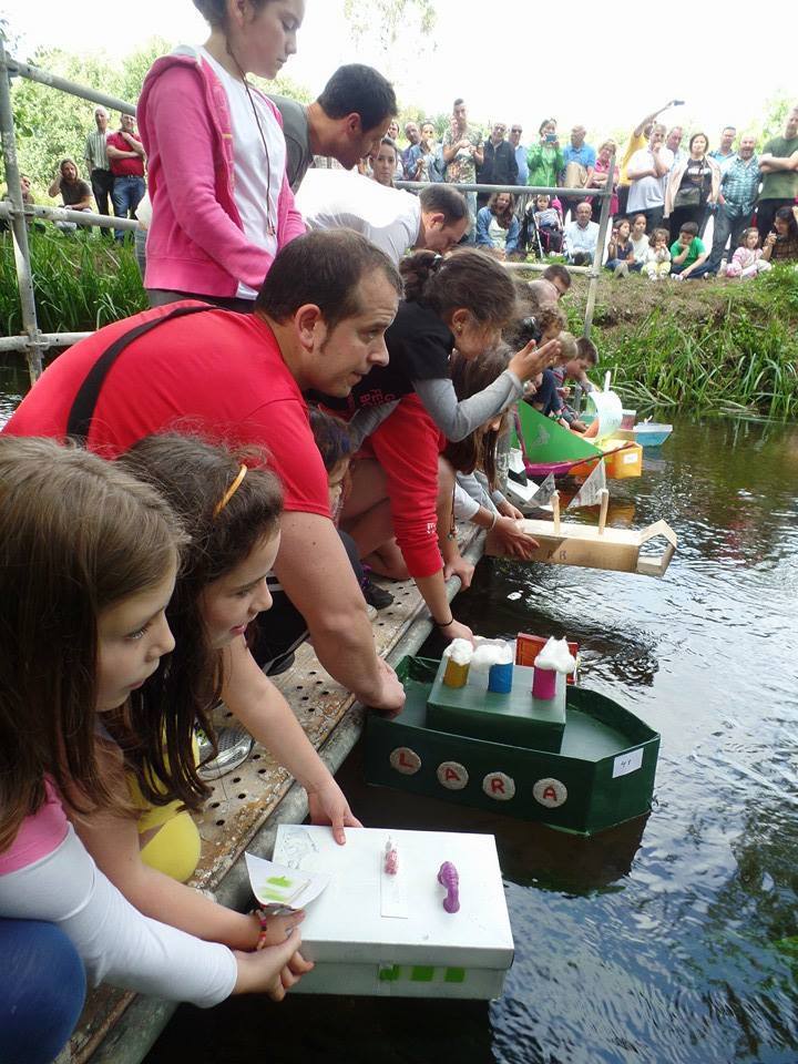Baixada de Barcos de Papel na Festa do Anllons de 2014