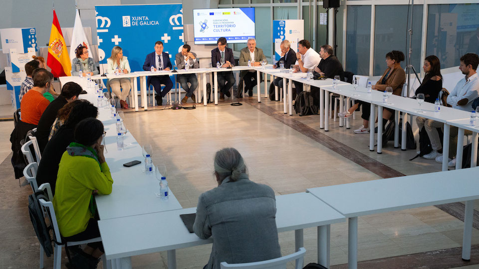 11,00 h.-             O conselleiro de Cultura, Educación, FP e Universidades, Román Rodríguez, acompañado polo director da Axencia Galega das Industrias Culturais, Jacobo Sutil, recibirá os concellos, empresas e asociacións do novo programa Territorio Cultura dirixido ao rural. foto xoán crespo