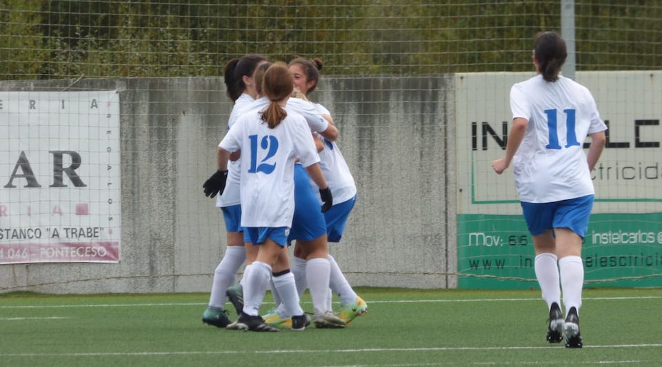 Ponteceso feminino celebrando un gol
