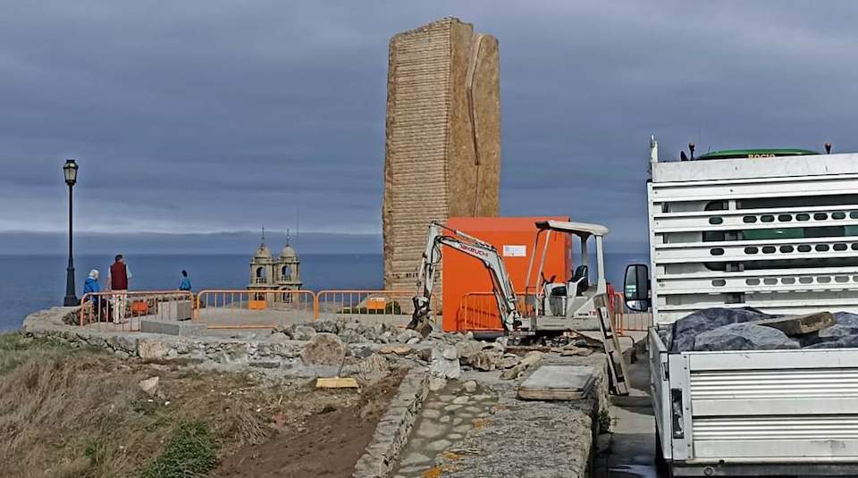 Muro da discordia en Muxia abaixo
